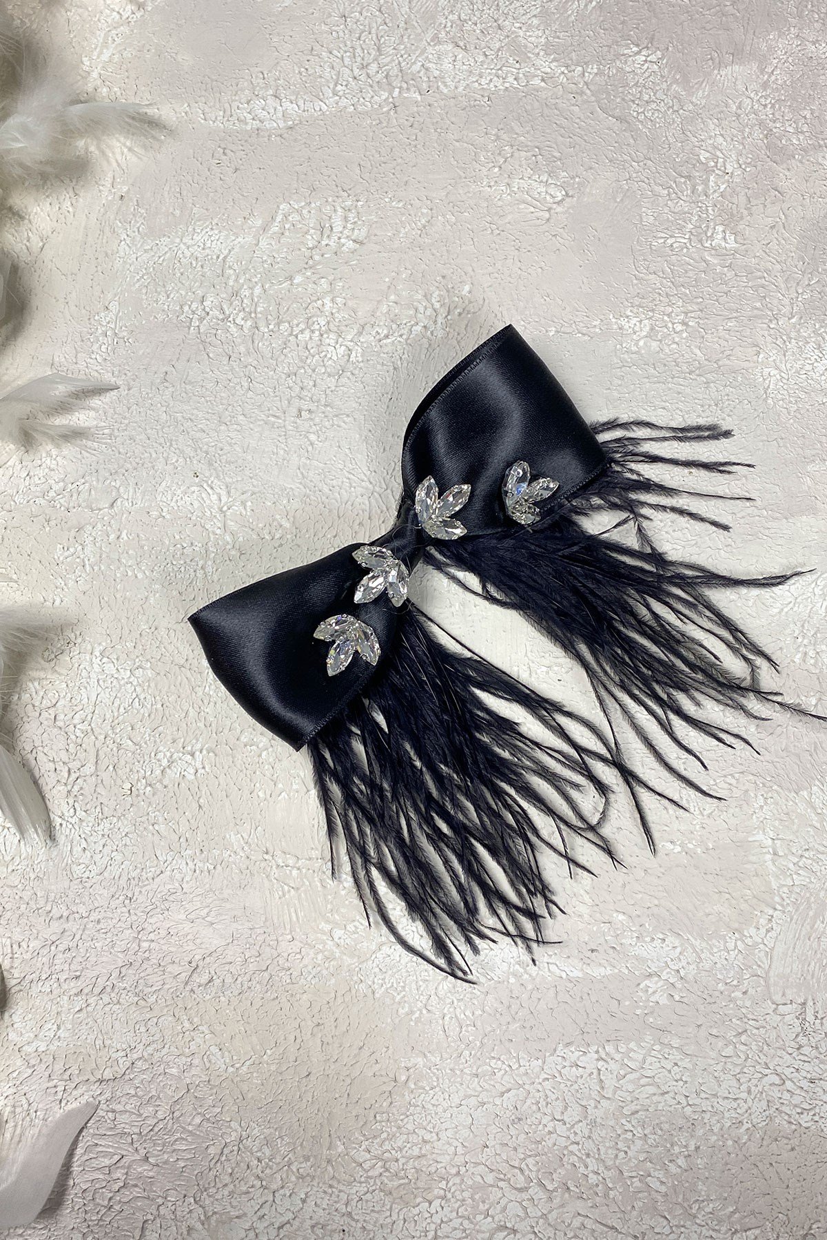 Siyah Parlak Taşlı Tüylü Fiyonk Saç Tokası Aksesuar