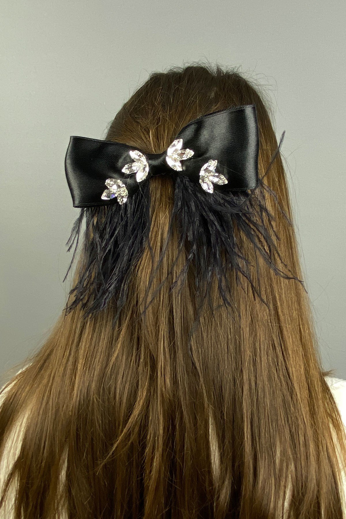 Siyah Parlak Taşlı Tüylü Fiyonk Saç Tokası Aksesuar