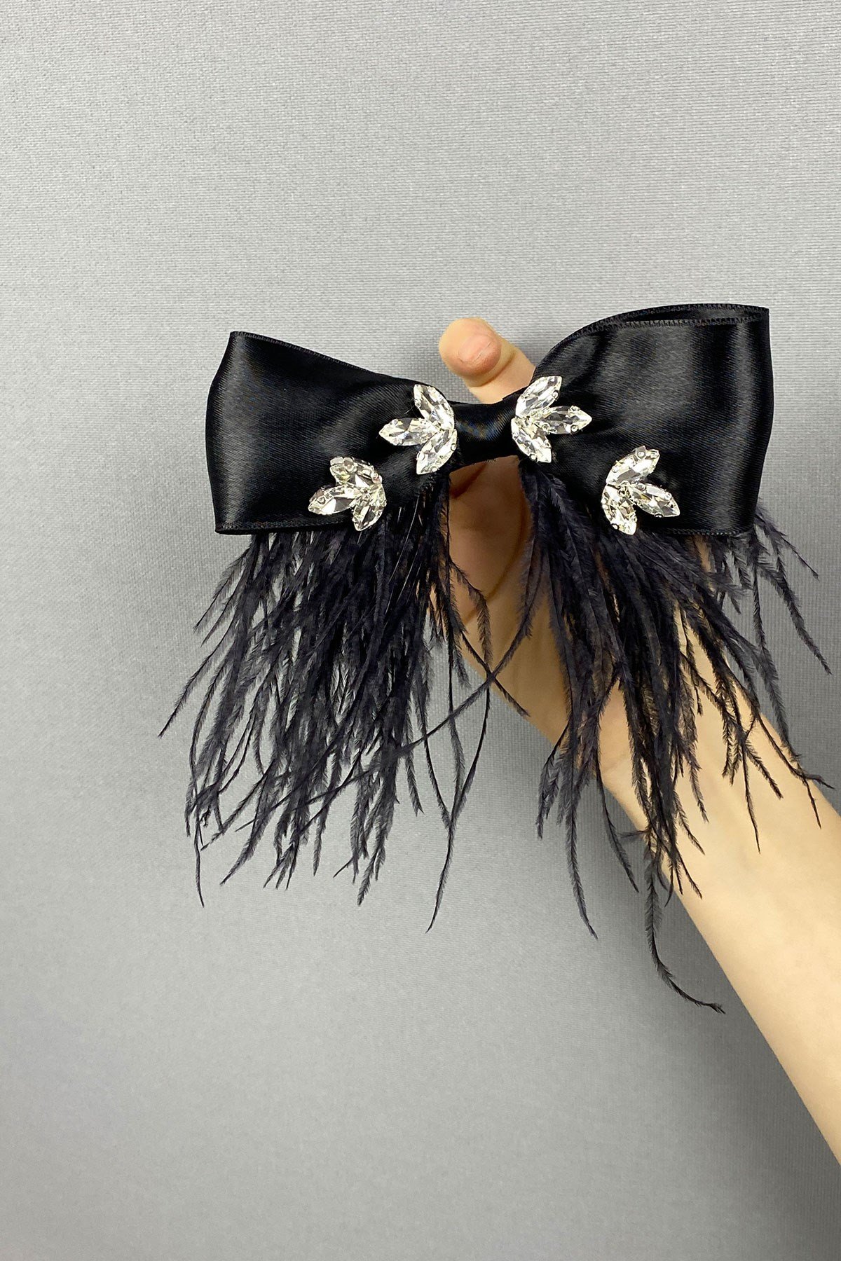 Siyah Parlak Taşlı Tüylü Fiyonk Saç Tokası Aksesuar