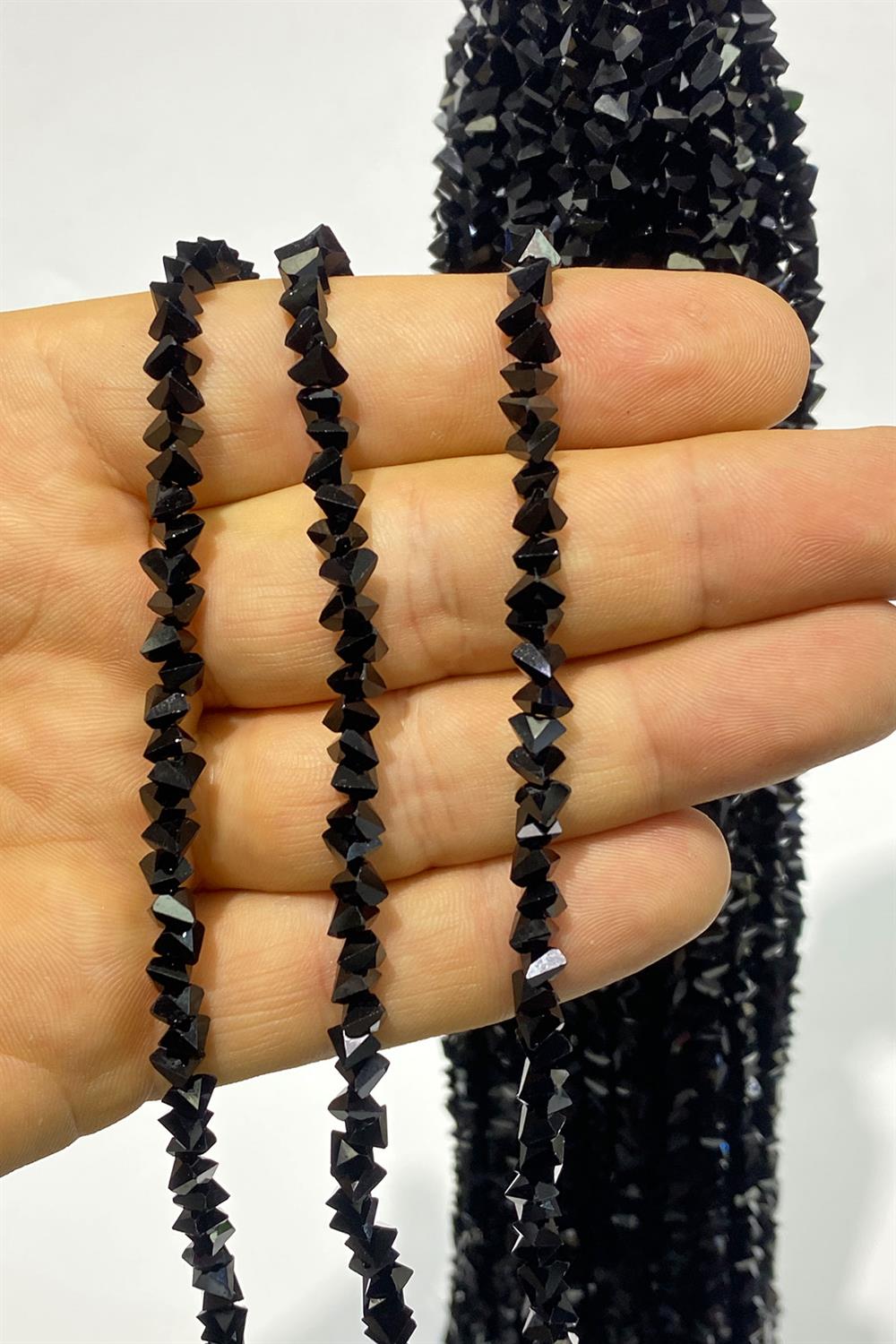 Siyah Üçgen Kesim Parlak Kristal Boncuk 6 mm