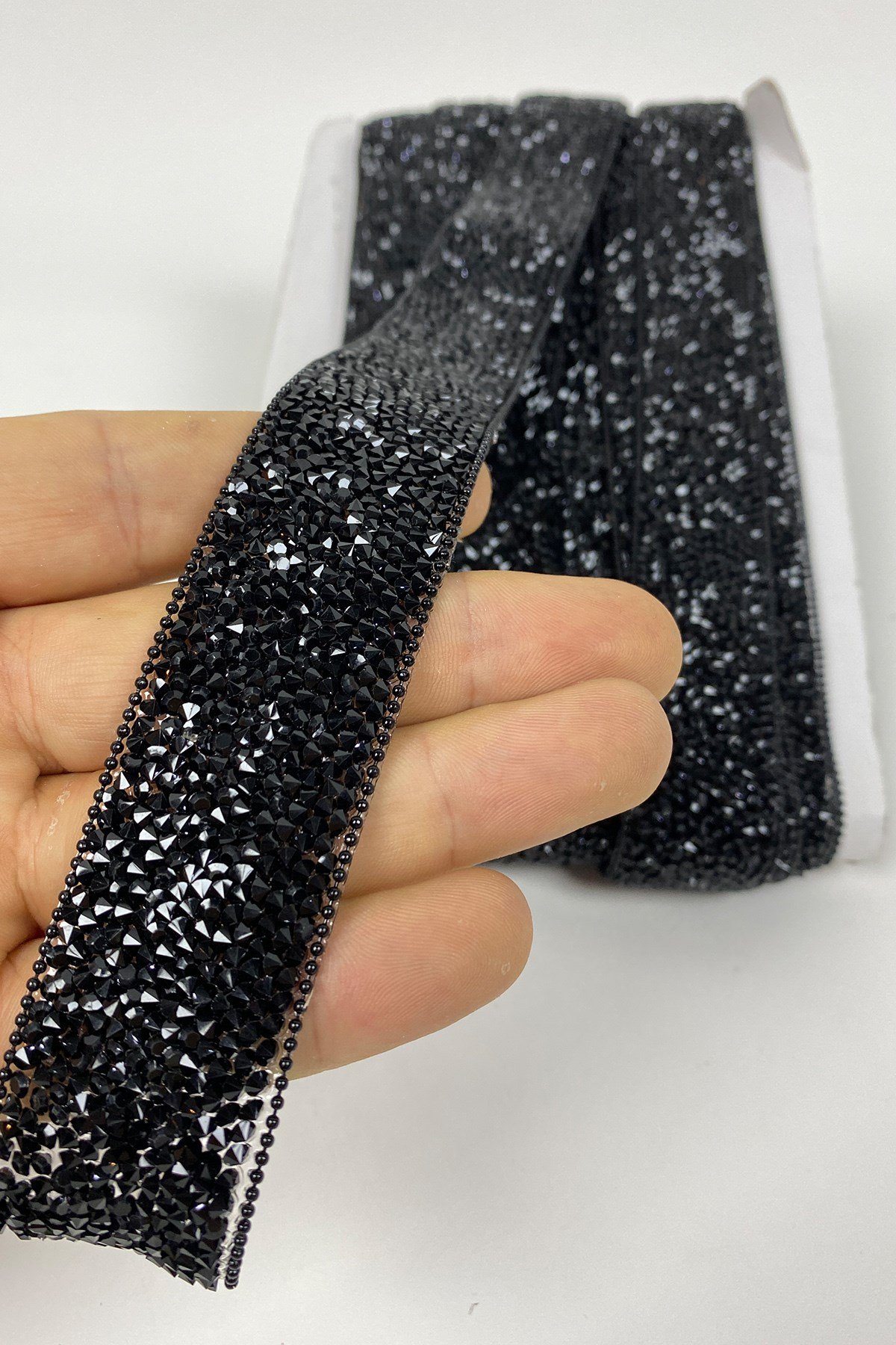 Siyah Ütüyle Yapışan Taşlı Zincirli Şerit Aplik