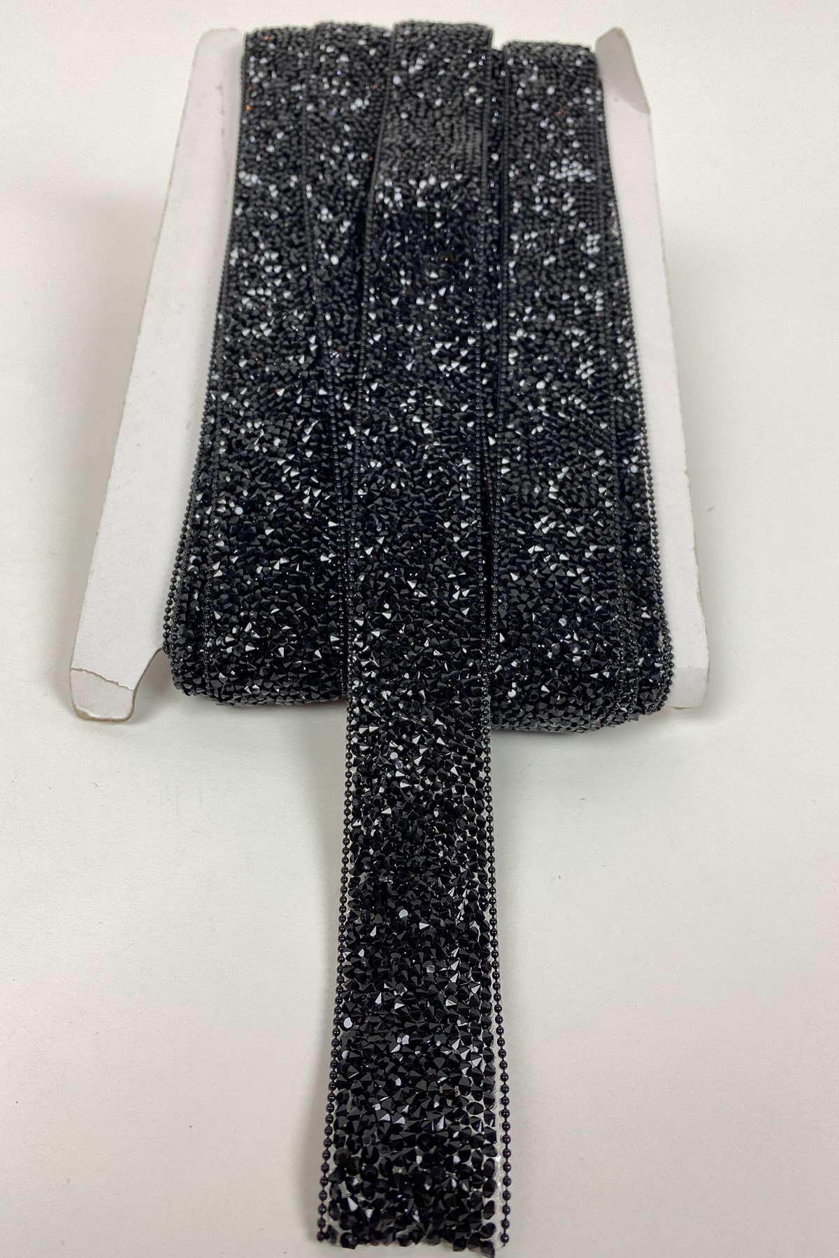 Siyah Ütüyle Yapışan Taşlı Zincirli Şerit Aplik