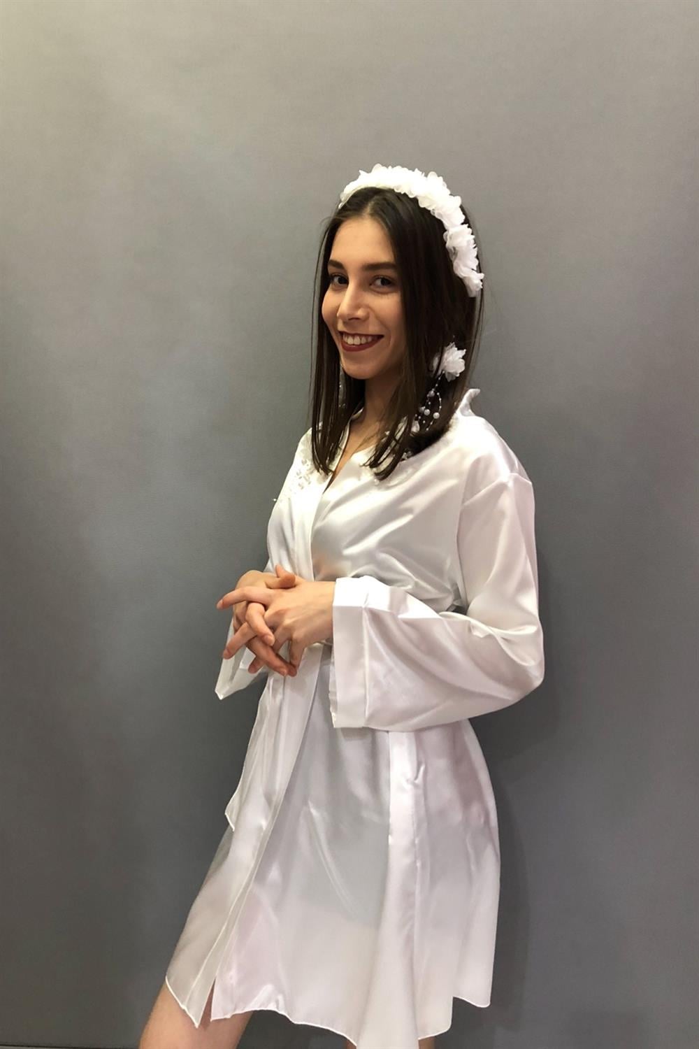 Toptan Beyaz Renk Saten Bride Sabahlık ve Çiçekli Taç