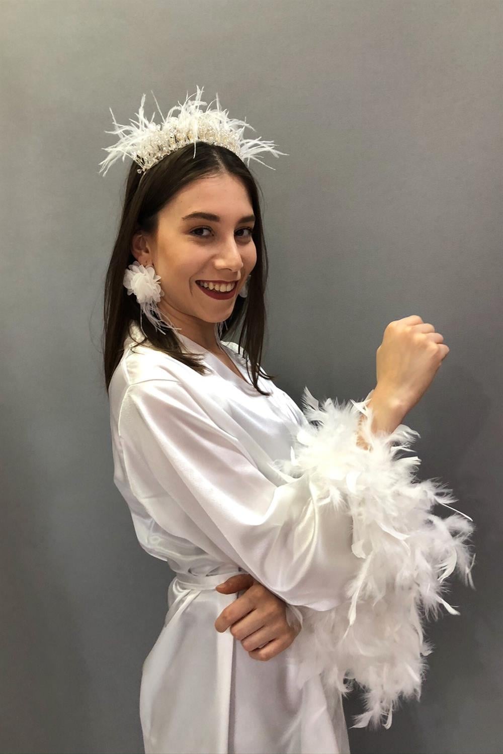 Toptan Beyaz Saten Tüylü Bride Sabahlık ve Tüylü Taç Küpe