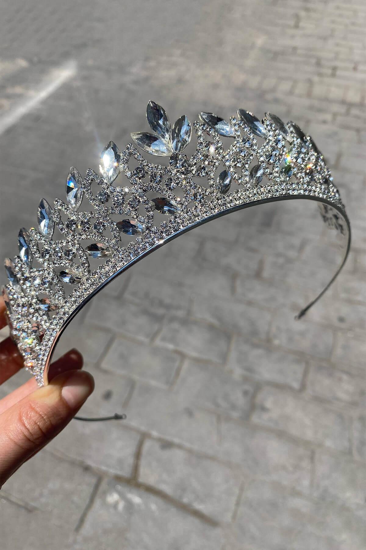 الجملة فضية اللون المكوك منقوشة تاج الزفاف لينا