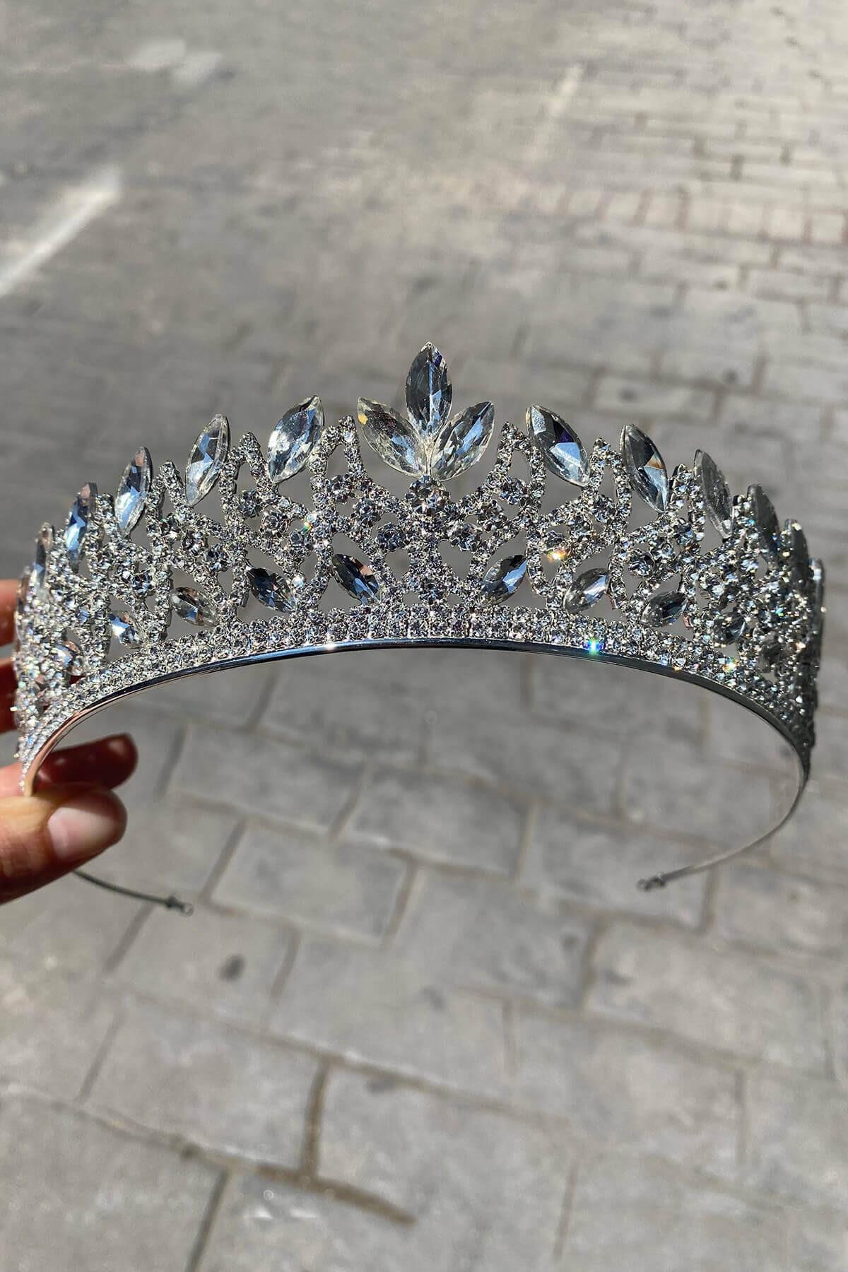 الجملة فضية اللون المكوك منقوشة تاج الزفاف لينا