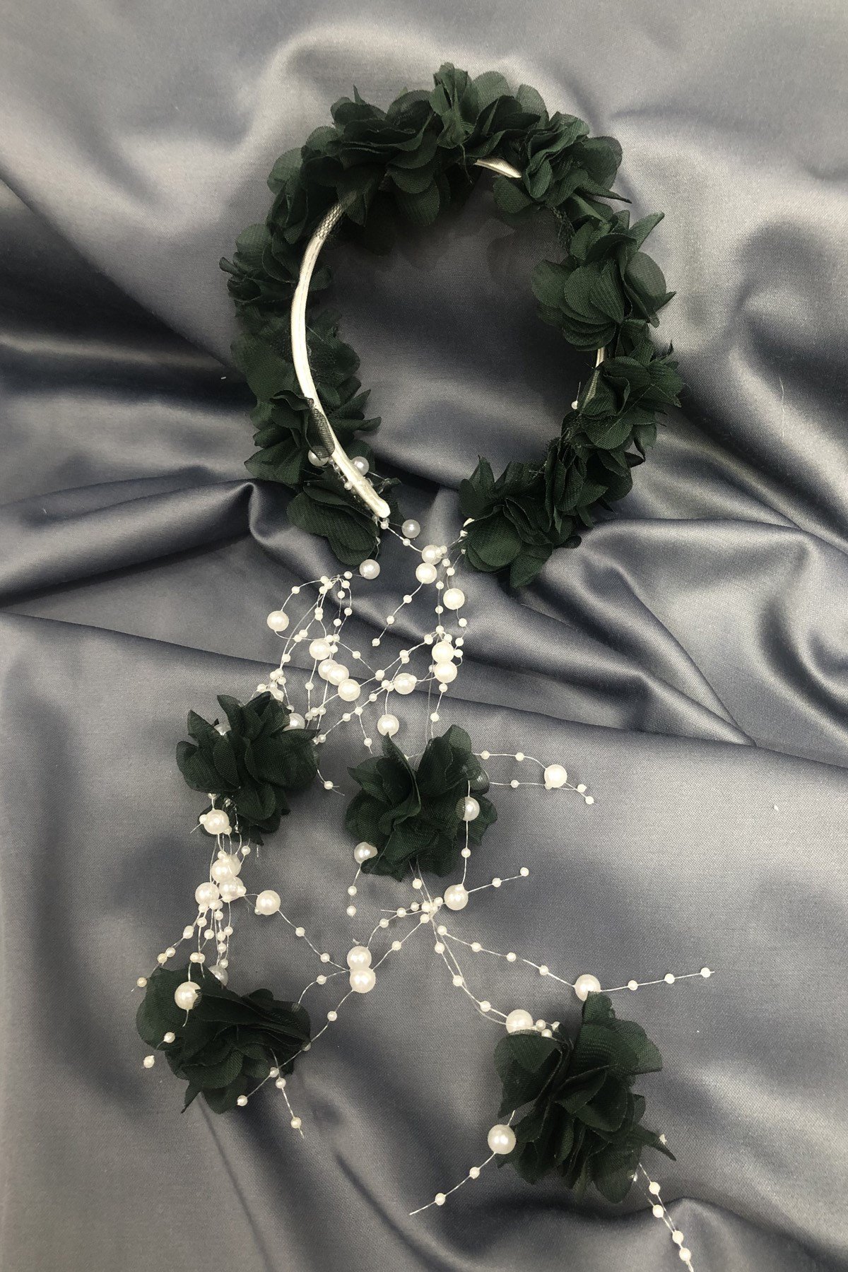 النعال الأزهار الخضراء بعد الولادة وتاج مع اللؤلؤ