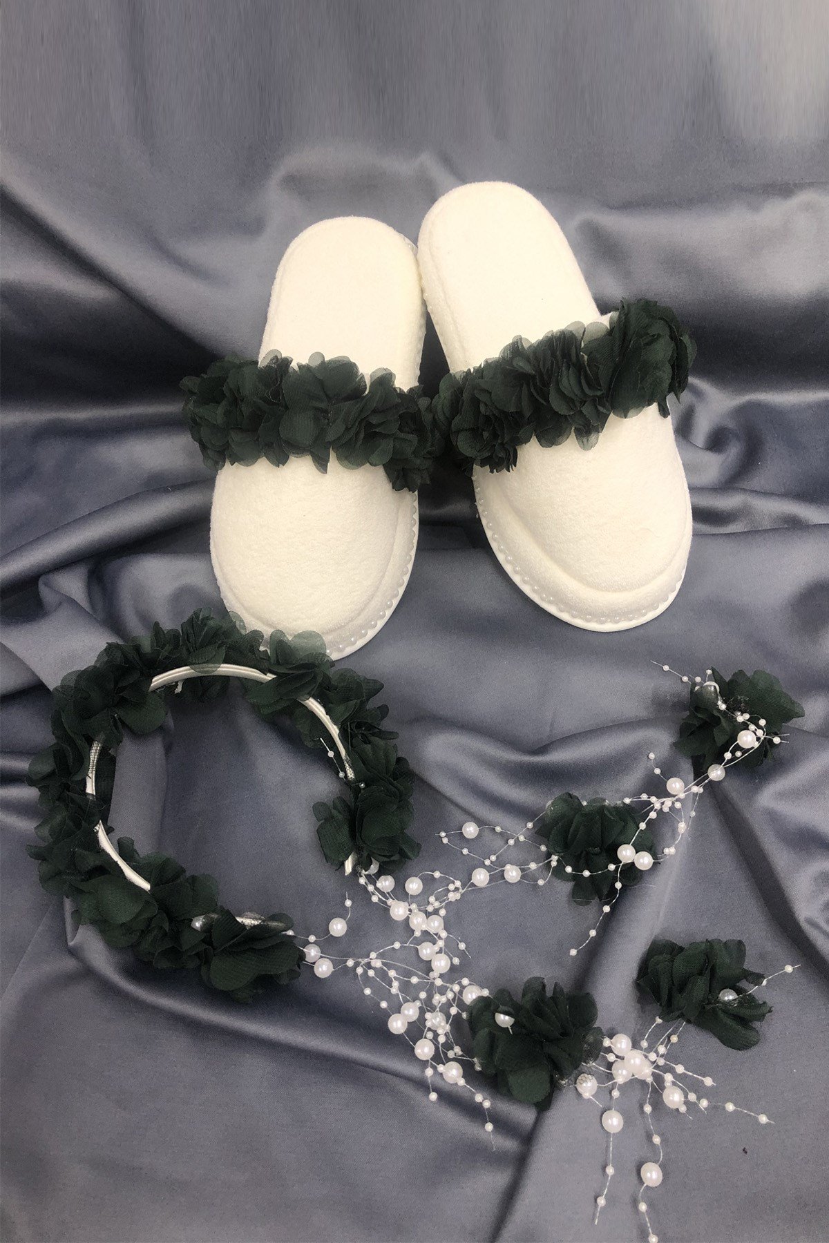 النعال الأزهار الخضراء بعد الولادة وتاج مع اللؤلؤ