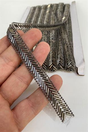 خرز أنبوبي باللون الرمادي الفحمي وسلسلة مزينة بشريط حجري مثبت بالحديد