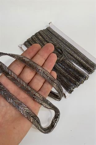 خرز أنبوبي باللون الرمادي الفحمي وسلسلة مزينة بشريط حجري مثبت بالحديد