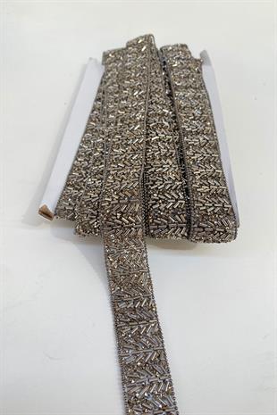 خرز أنبوبي عريض باللون الرمادي الفحمي وسلسلة مزينة بشريط حجري مثبت بالحديد