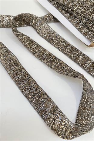 خرز أنبوبي عريض باللون الرمادي الفحمي وسلسلة مزينة بشريط حجري مثبت بالحديد