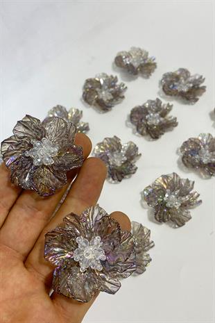 بروش لؤلؤي مطرز بأوراق اللؤلؤ باللون الرمادي الفحمي