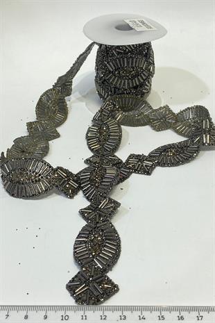 شريط مطرز بيضاوي الشكل مصنوع من الحديد على الحجر الرمادي الفحمي