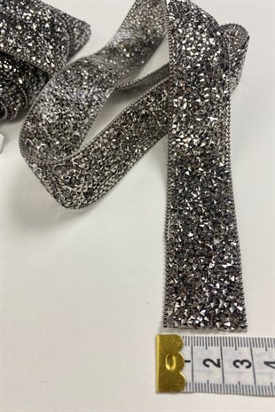 أنثراسايت رمادي مزين بحجر على شكل سلسلة