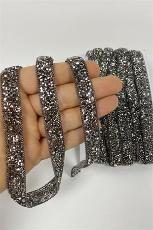 أنثراسايت رمادي مزين بحجر على شكل سلسلة