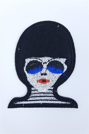 Gözlüklü Kadın Şekilinde Arma (Yama)