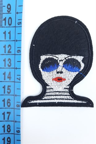 Gözlüklü Kadın Şekilinde Arma (Yama)