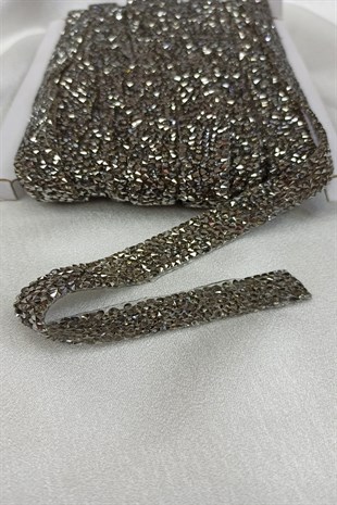 شريط لاصق باللون البيج والرمادي