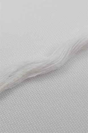 مكرامية بيضاء ملتوية رفيعة