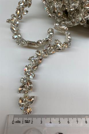 فستان سهرة مخطط بشبكة من الحجر الزجاجي وشريط حدودي