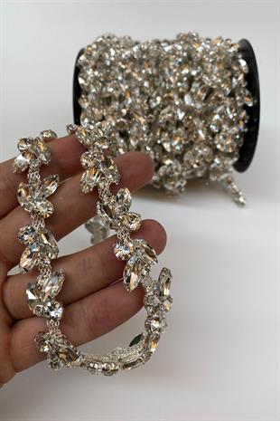 فستان سهرة مخطط بشبكة من الحجر الزجاجي وشريط حدودي