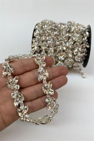 فستان سهرة مخطط بشبكة من الحجر الزجاجي وشريط حدودي