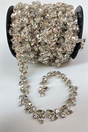 فستان سهرة مخطط بشبكة من الحجر الزجاجي وشريط حدودي