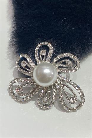 زهرة عزر، بروش طوق اللؤلؤ والحجر