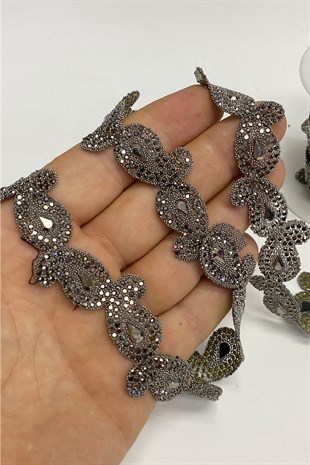 شال مدخن مزين بحجر على شكل شريط