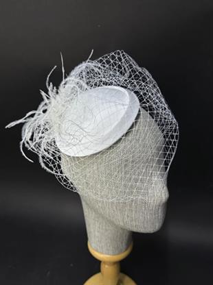 Gelin Nikah Şapkası Tüy ve Şifon Çiçekli Peçeli Toka Modeli