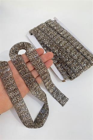 خرز أنبوبي عريض وسلسلة مزخرفة بالحديد على شريط حجري