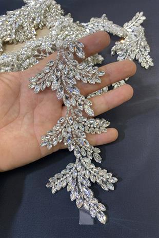 فستان سهرة بتصميم واسع من حجر المكوك مع حدود حجرية مخططة