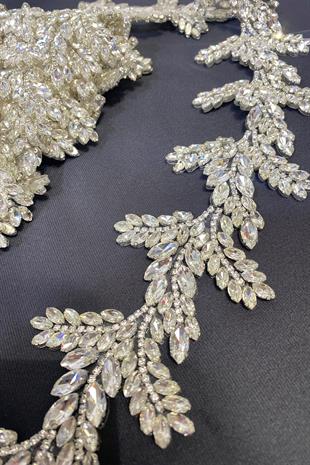 فستان سهرة بتصميم واسع من حجر المكوك مع حدود حجرية مخططة