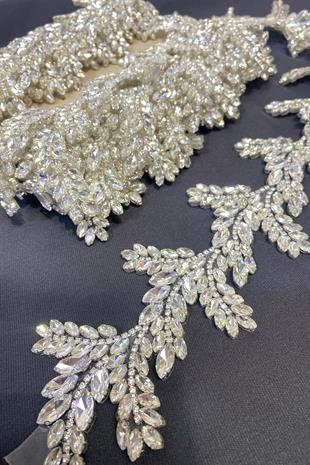 فستان سهرة بتصميم واسع من حجر المكوك مع حدود حجرية مخططة