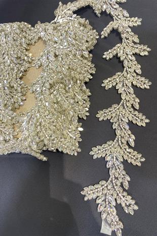 فستان سهرة بتصميم واسع من حجر المكوك مع حدود حجرية مخططة