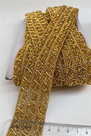 زخرفة حجرية بشريط عريض من الحديد على الذهب