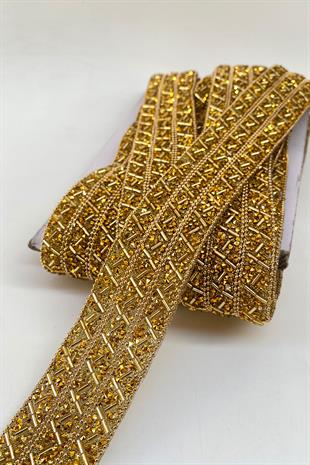 زخرفة حجرية بشريط عريض من الحديد على الذهب