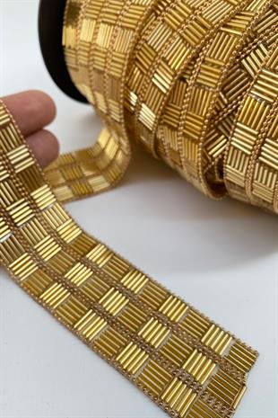 شريط ذهبي واسع من الحديد على الأنابيب مطرز بالشمعدان الحجري