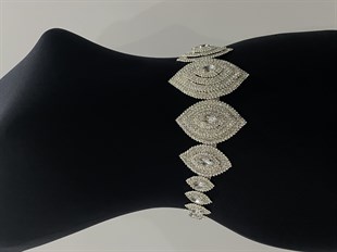 فستان سهرة فضي بقلاوة من حجر الحزام