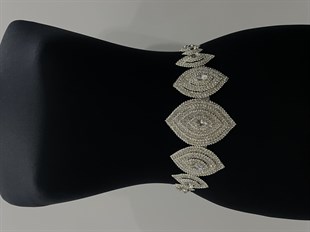 فستان سهرة فضي بقلاوة من حجر الحزام