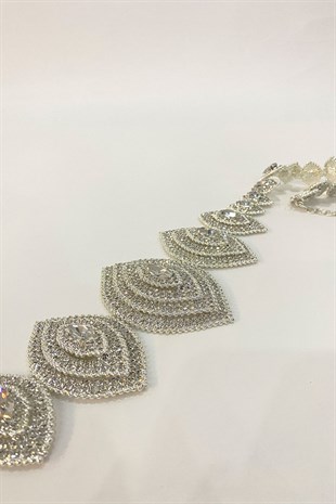 فستان سهرة فضي بقلاوة من حجر الحزام