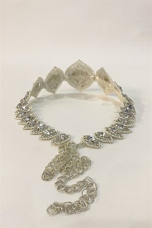 فستان سهرة فضي بقلاوة من حجر الحزام