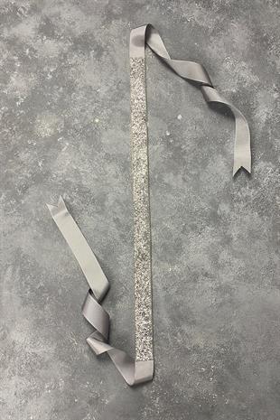 سلسلة فضية مطرزة بالخرز وحزام خصر للسهرة من الحجر