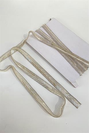 حبات الأنابيب الفضية وسلسلة الحديد على شريط الحجر زين