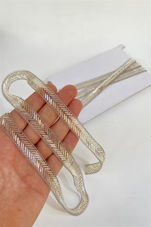 حبات الأنابيب الفضية وسلسلة الحديد على شريط الحجر زين