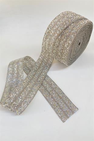 قطعة فضية واسعة من الحديد على شريط مطرز بالحجر