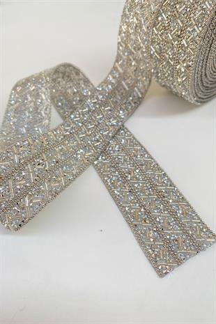 قطعة فضية واسعة من الحديد على شريط مطرز بالحجر