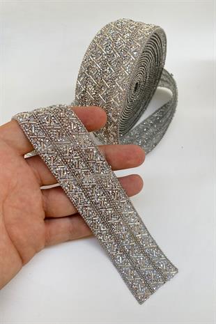 قطعة فضية واسعة من الحديد على شريط مطرز بالحجر