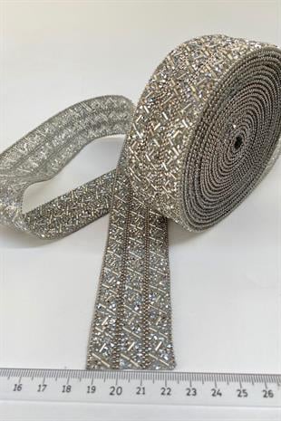 قطعة فضية واسعة من الحديد على شريط مطرز بالحجر